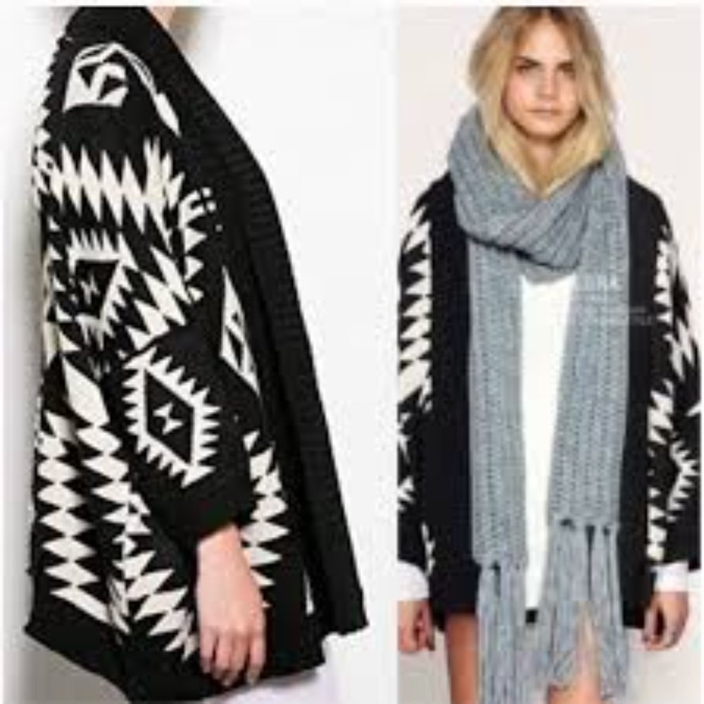 Forever 21 M black & off white Aztec print sweater